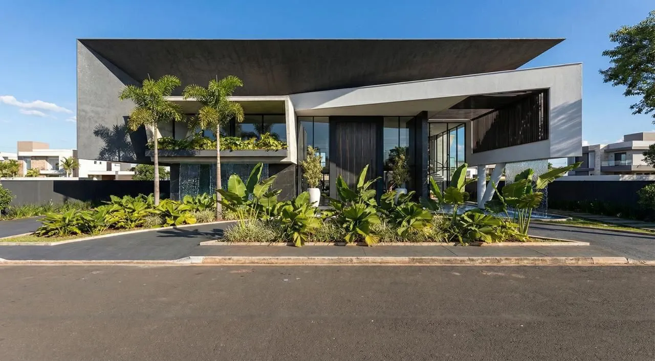Villa de lujo en Punta Espada, Cap Cana: fachada con espejo de agua, piscina y comedor, proyecto llave en mano de Homes Punta Cana