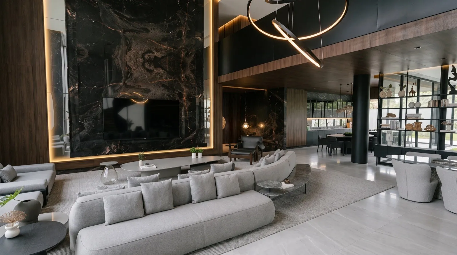 Sala de estar con muro de mármol negro y sofás grises en villa de Punta Espada